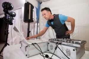 14 DJ stol s miksetom i zvučnicima na vjenčanju