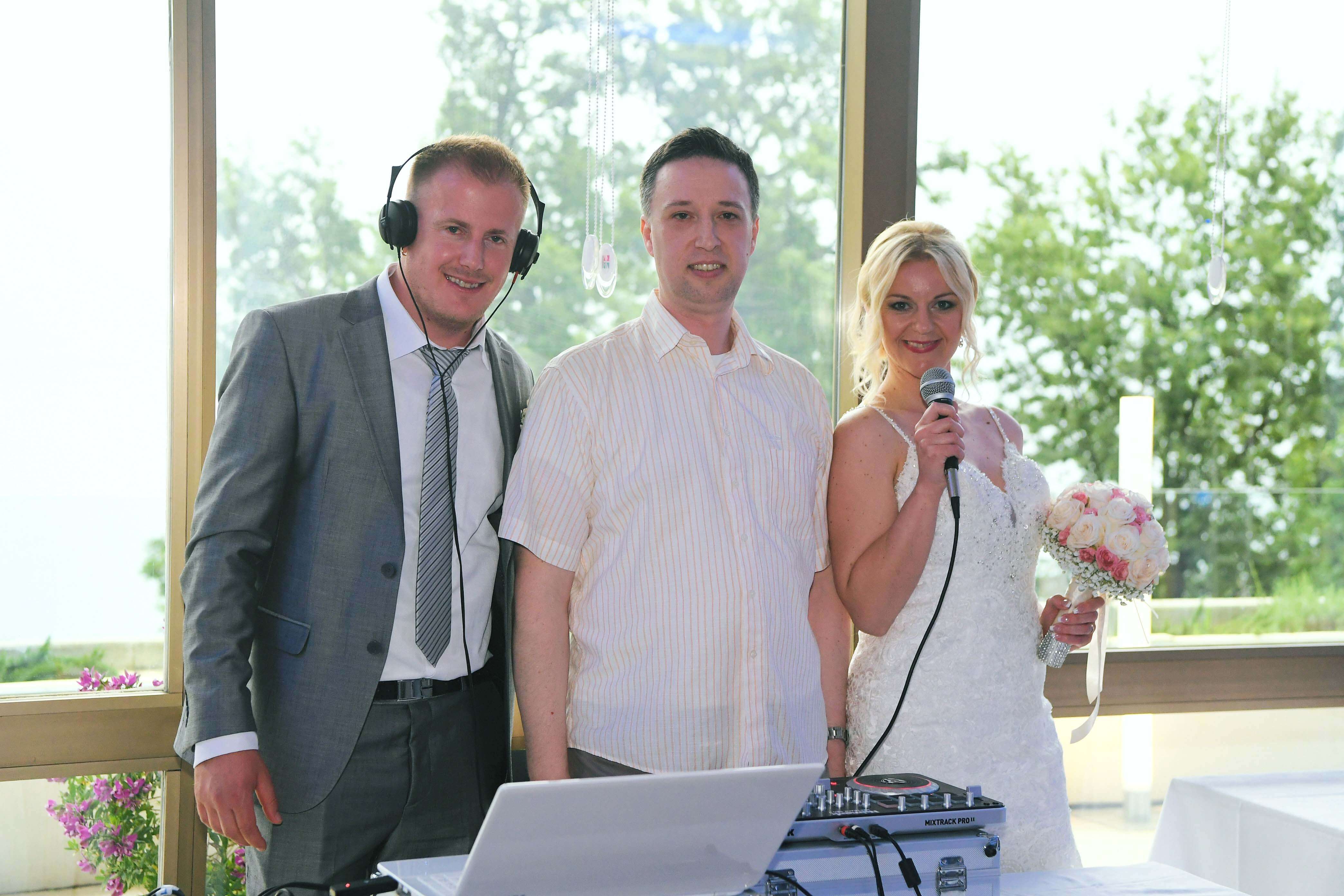 15 DJ za vjenčanje s raznobojnom rasvjetom na plesnom podiju