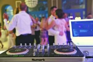 16 Plesni podij na vjenčanju s DJ opremom i osvjetljenjem