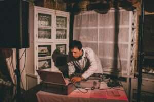 20 DJ za vjenčanje pušta glazbu uz svjetlosne efekte i plesni podij