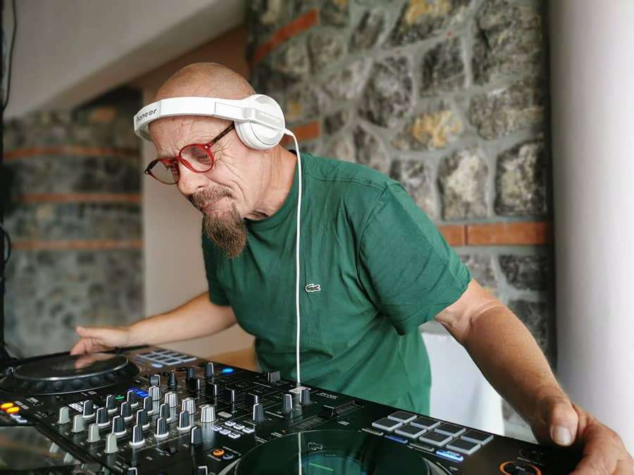 🎧 DJ za vjenčanja – DJ Fredy 5 DJ Fredy koncentriran za mix pultom, stvarajući savršenu atmosferu.