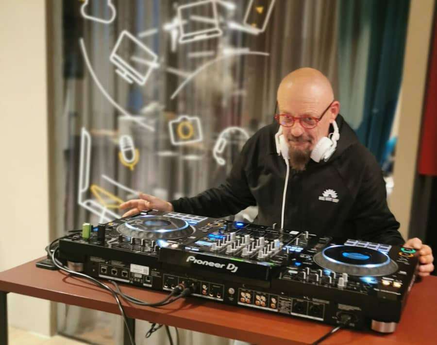 🎧 DJ za vjenčanja – DJ Fredy 2 DJ Fredy s osmijehom za mix pultom, puštajući hitove na vjenčanju.