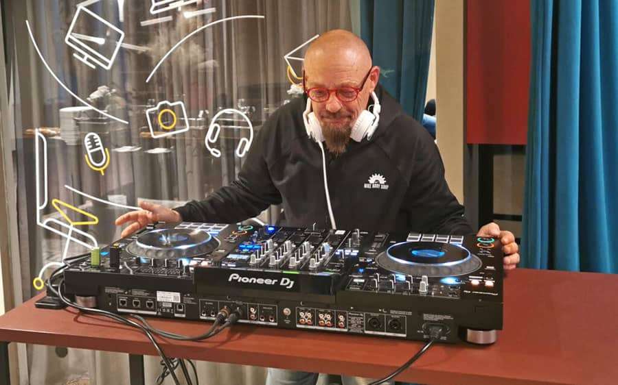 🎧 DJ za vjenčanja – DJ Fredy 3 DJ Fredy za mix pultom, okružen rasplesanom publikom.