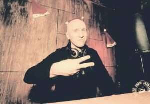 tomislav 12 1 DJ Tomislav (Tom Black) za DJ pultom, fokusiran na miksanje glazbe na vjenčanju.