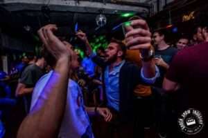 tomislav 13 Publika pleše na party-u uz glazbu DJ Tomislava (Tom Black).