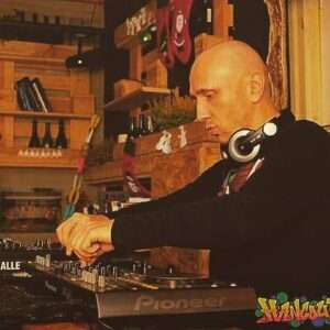 tomislav 15 DJ Tomislav (Tom Black) stoji za pultom, miksajući glazbu na vjenčanju.