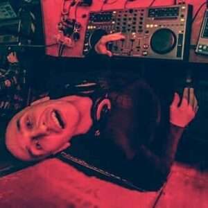 tomislav 16 DJ Tomislav (Tom Black) za pultom na party-u, miksajući glazbu.