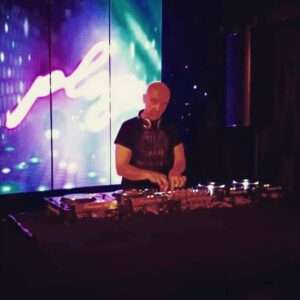 DJ Tomislav (Tom Black) nastupa na vjenčanju s osmijehom, okružen rasplesanom publikom. tomislav 17 1