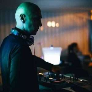 tomislav 18 DJ Tomislav (Tom Black) stoji za pultom, miksajući glazbu na party-u.