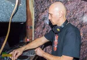 tomislav 6 DJ Tomislav (Tom Black) miksajući glazbu za mix pultom na party-u.