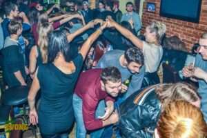 tomislav 7 DJ Tomislav (Tom Black) svira na vjenčanju, osvijetljen reflektorima, s osmijehom na licu.