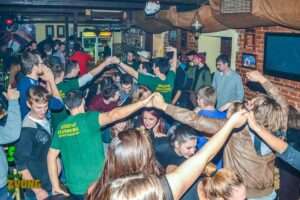 tomislav 8 Gosti plešu na vjenčanju uz glazbu DJ Tomislava (Tom Black), u pozadini su svjetlosni efekti i DJ pult.