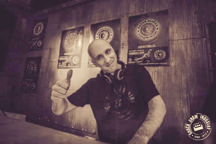 DJ za Vjenčanja Zagreb i okolica: Kako Odabrati Najboljeg DJ-a? 4 tomislav 10 DJ Tomislav (Tom Black) nasmiješen dok pušta glazbu na vjenčanju, s mikrofonom u ruci ispred DJ pulta.