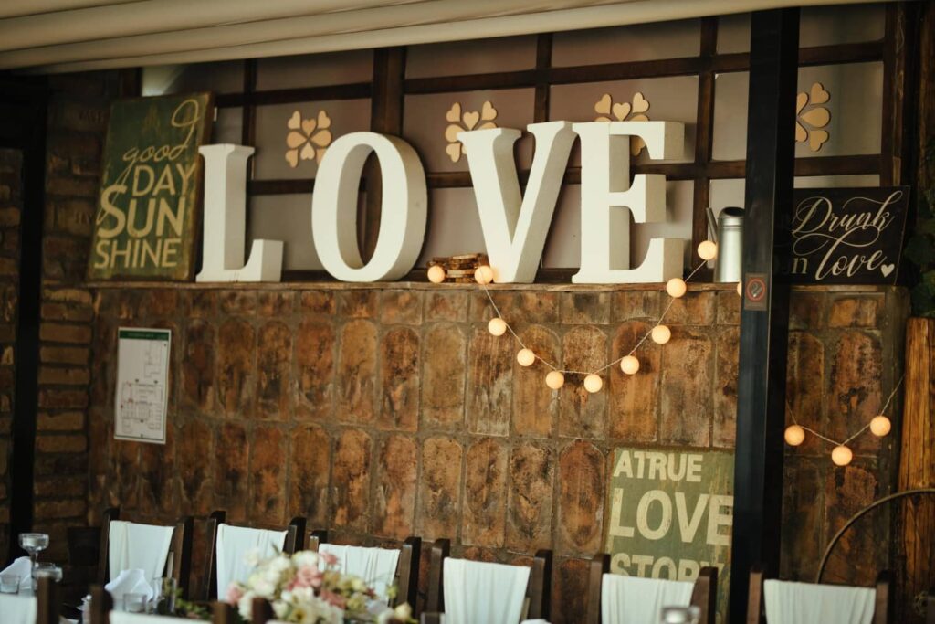 raspored svadbene večeri - vodić - dj vjenčanje, slika na kojoj su LOVE slova