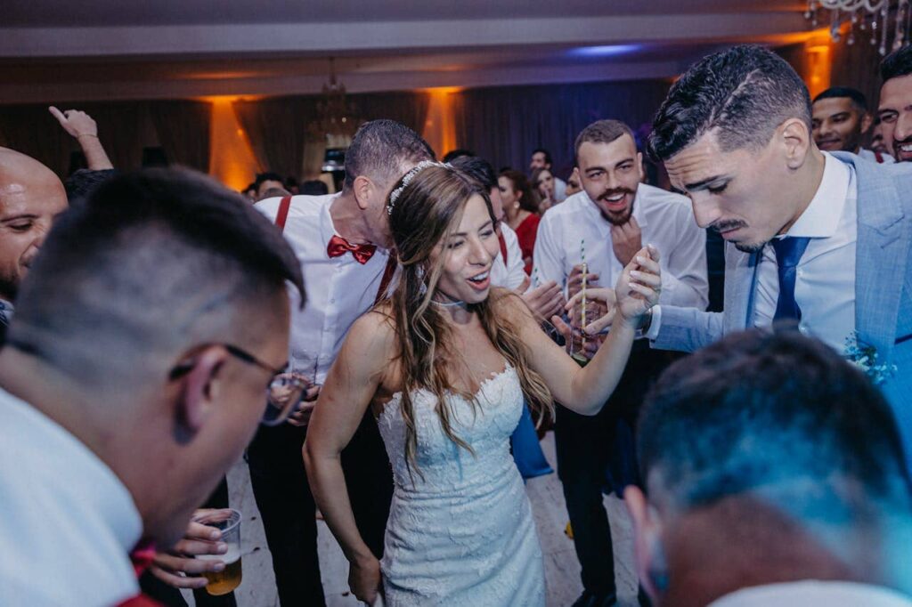 Koliko košta DJ za vjenčanje i što zapravo plaćate (iskreno o cijenama) 1 koliko košta dj za vjenčanje, društvo na plesnom podiju pleše
